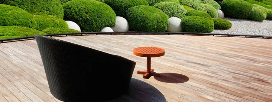 Holzterrasse vor dem Haus